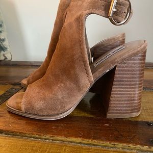 Steve Madden women’s size 6 1/2 brown suede platform peep toe shoes